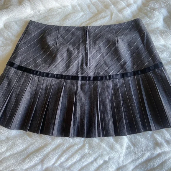 Black and Gray Pinstriped Mini Skirt, pleated mini skirt - Picture 4 of 7